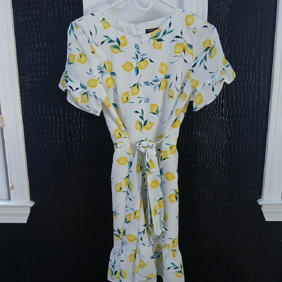 Banana Republic Dresses & Skirts - Banana Republic White Dress with Lemon Print
